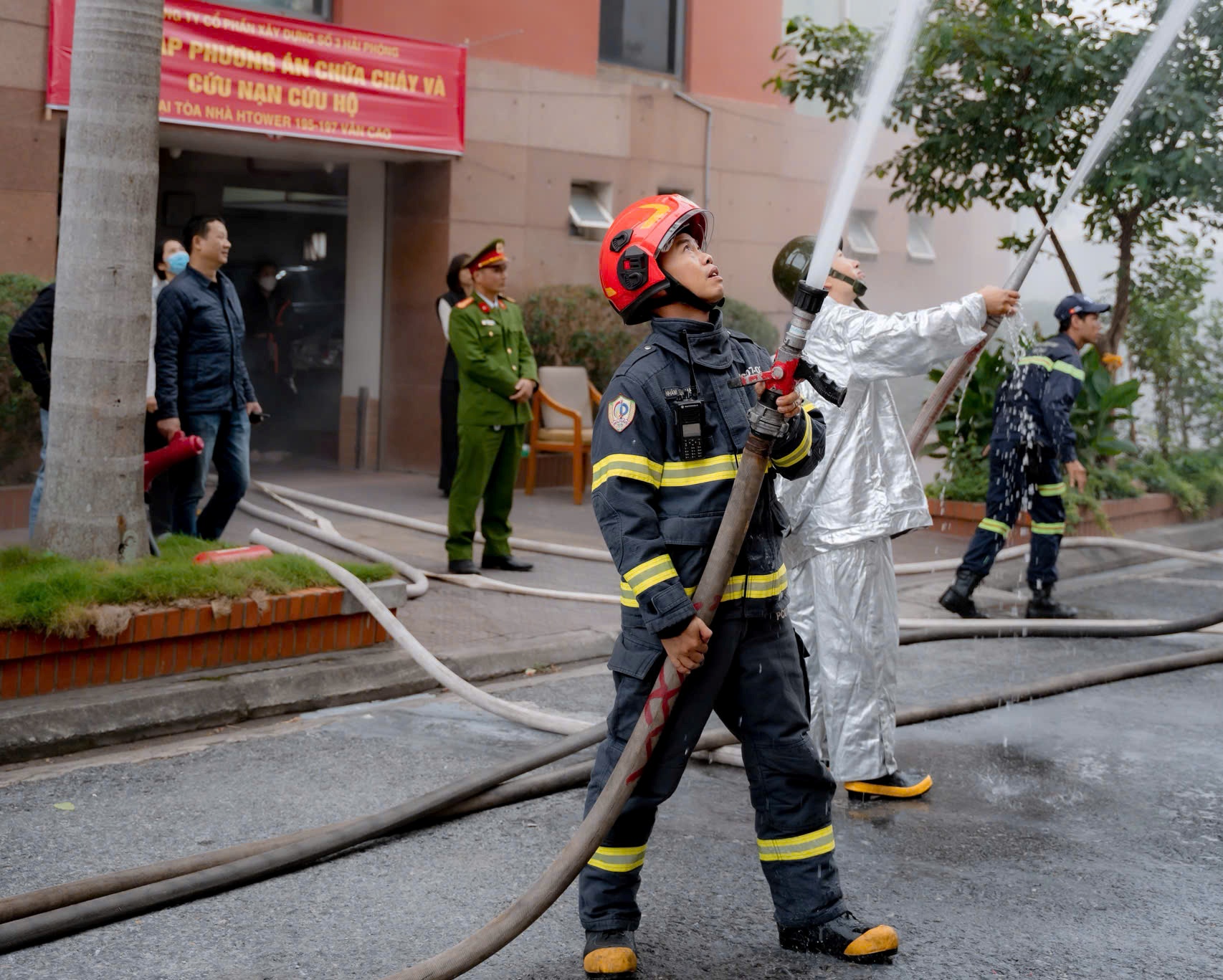 Thực tập phương án chữa cháy, cứu nạn, cứu hộ tại Tòa nhà Htower 1 và Htower 2 (phường Gia Viên)